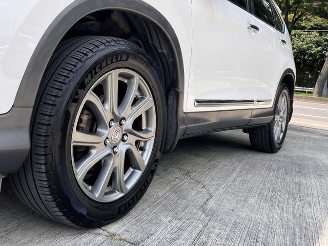 2WD頂級版＊小改款＊原廠選配多＊HID自動頭燈＊盲點監視＊導航＊４安＊１８吋槍灰鋁圈＊可全額貸款＊可換車＊  第4張相片