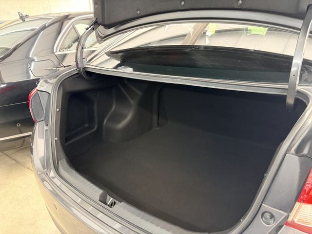 小改款＊精裝特仕版＊自用一手車＊原版件認證＊升級ＬＥＤ頭燈＊CARPLAY＊GARMIN導航＊數位電視＊倒車顯影＊ＨＵＤ  第13張相片