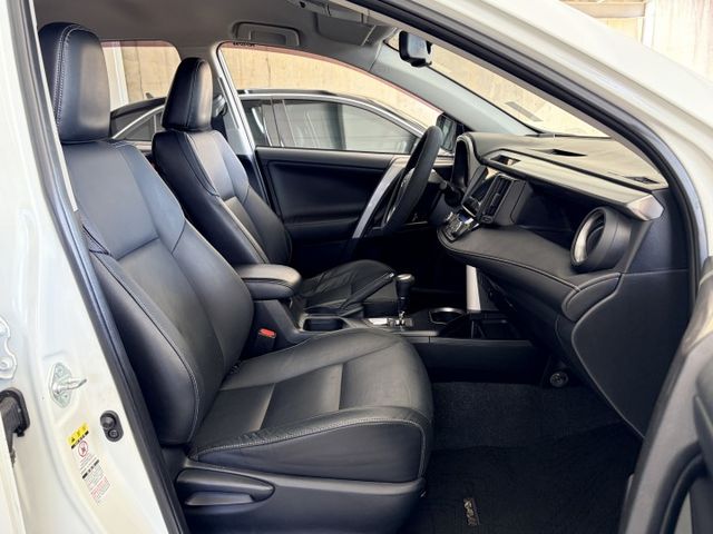 2017型小改款＊珍珠白＊自用一手車＊室內車＊原版件＊認證車＊原裝進口＊精裝特仕車選配多＊可全額貸款＊可換車＊實車實價＊  第9張相片