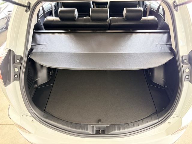 2017型小改款＊珍珠白＊自用一手車＊室內車＊原版件＊認證車＊原裝進口＊精裝特仕車選配多＊可全額貸款＊可換車＊實車實價＊  第12張相片