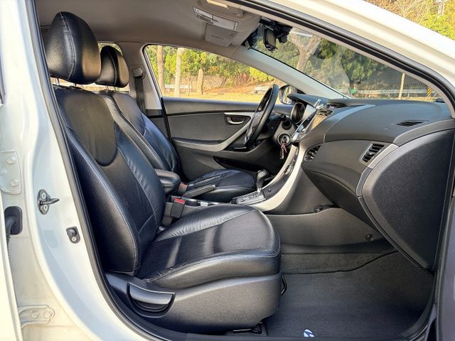 豪華型＊自用車＊原版件認證車＊升級極光版頭尾燈＊空力套件＊導航影音＊抬顯＊胎壓偵測＊可全額貸款＊實車實價在店  第12張相片