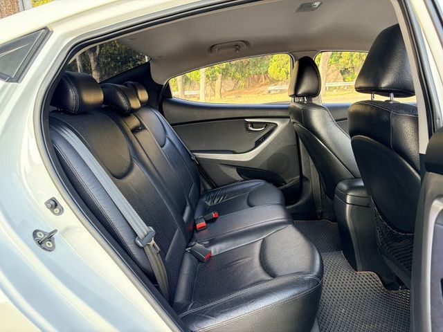 豪華型＊自用車＊原版件認證車＊升級極光版頭尾燈＊空力套件＊導航影音＊抬顯＊胎壓偵測＊可全額貸款＊實車實價在店  第13張相片