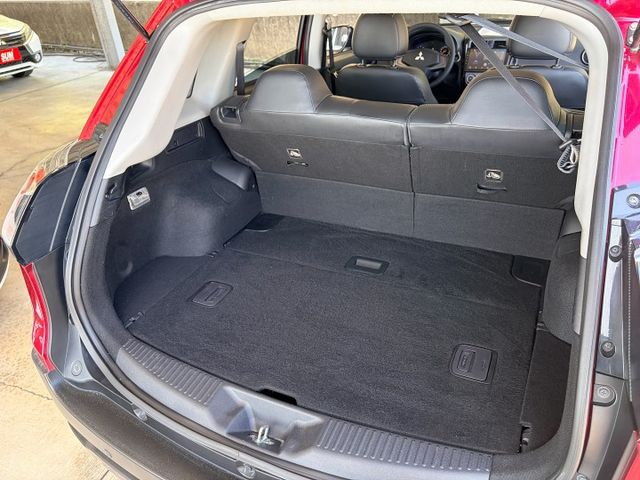 ２１型小改款＊限量特仕版＊潮有型＊女用一手車＊超低里程＊原廠保養＊全車原版件＊認證完成＊ｉＫＥＹ＊安卓機＊可全額貸可換車  第13張相片