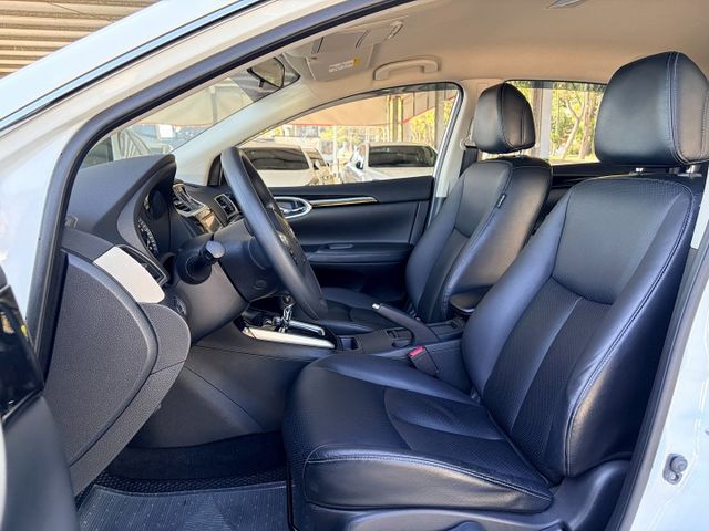 18型新款＊自用一手車＊低里程＊室內車＊原版件＊認證完成＊實車實價＊可全額貸款可換車＊  第9張相片