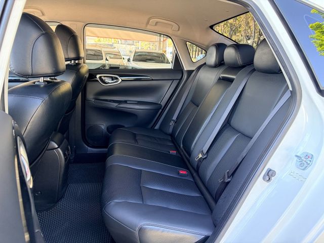 18型新款＊自用一手車＊低里程＊室內車＊原版件＊認證完成＊實車實價＊可全額貸款可換車＊  第10張相片