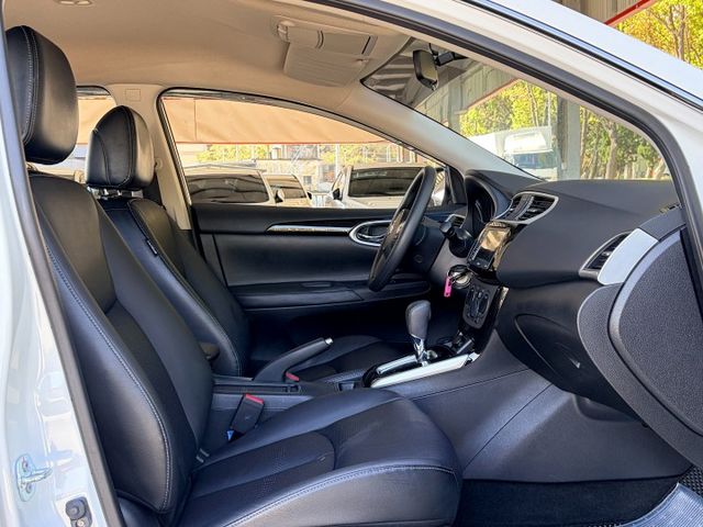 18型新款＊自用一手車＊低里程＊室內車＊原版件＊認證完成＊實車實價＊可全額貸款可換車＊  第15張相片