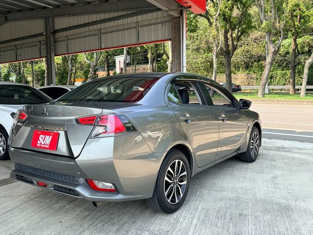 精裝特仕版＊20型小改款＊星河灰＊自用一手車＊車庫車＊原廠保養＊全車原版件＊認證車＊盲點＊安卓機＊６安＊黑化套件＊可全貸  第3張相片