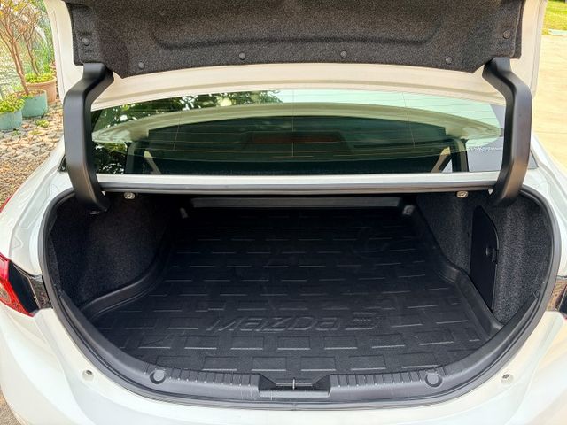 女用一手車＊尊榮安全版＊選配CARPLAY＋導航＊原版件＊認證車＊室內車＊小改款＊珍珠白＊盲點＊ＬＥＤ自動頭燈＊可全額貸  第6張相片