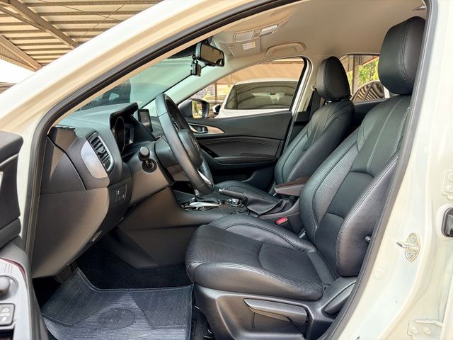 女用一手車＊尊榮安全版＊選配CARPLAY＋導航＊原版件＊認證車＊室內車＊小改款＊珍珠白＊盲點＊ＬＥＤ自動頭燈＊可全額貸  第12張相片