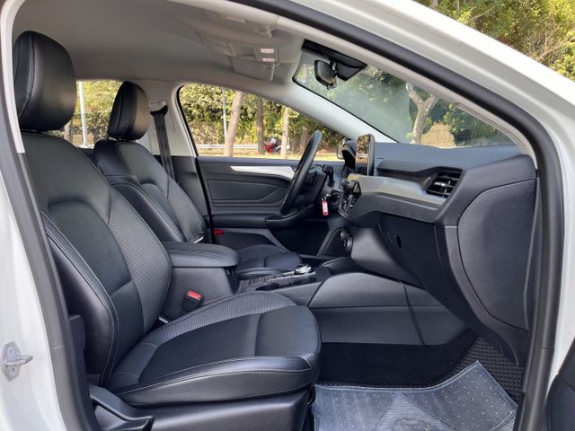 182時尚版＊渦輪＋８速＊自用一手車＊原版件＊認證車＊６安＊CARPLAY＊ＥＰＢ＊可全額貸款可換車  第9張相片