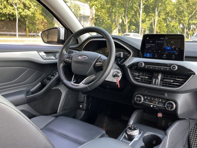 182時尚版＊渦輪＋８速＊自用一手車＊原版件＊認證車＊６安＊CARPLAY＊ＥＰＢ＊可全額貸款可換車  第12張相片
