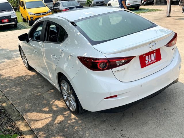 女用一手車＊尊榮安全版＊選配CARPLAY＋導航＊原版件＊認證車＊室內車＊小改款＊珍珠白＊盲點＊ＬＥＤ自動頭燈＊可全額貸  第4張相片
