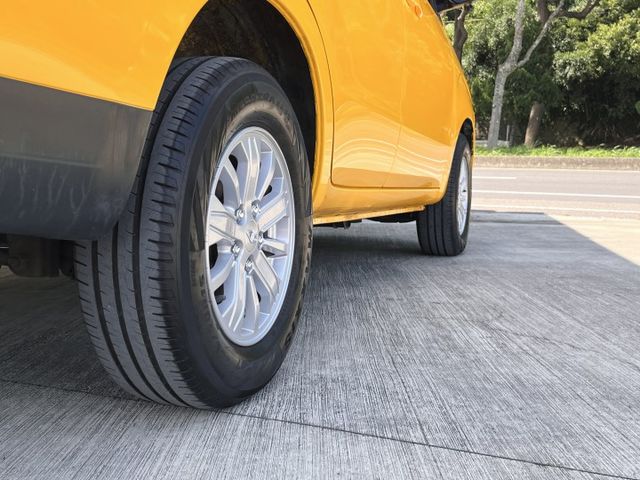 豪華型＊原版件認證車＊升級環景鏡頭＊定速＊後座空調＊鋁圈＊循跡＊自動後視鏡＊可全額貸＊可車換車＊可改貨車  第4張相片