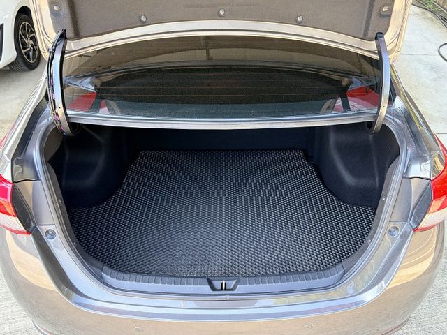 小改款＊精裝特仕版＊自用一手車＊原版件認證＊升級ＬＥＤ頭燈＊CARPLAY＊GARMIN導航＊數位電視＊倒車顯影＊ＨＵＤ  第8張相片