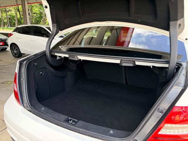 網路特價＊C250小改款＊原版件＋認證車＊ＨＫ音響＊摸門＊黑頂棚＊天窗＊ＬＥＤ頭燈＊低里程＊可全額貸款可換車  第14張相片