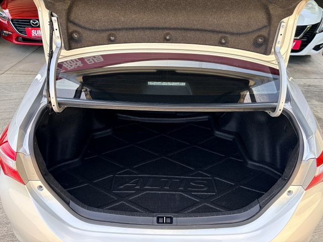 精裝特仕車＊女用一手車＊低里程漂亮車況＊原版件＋認證車＊保證＋保固＊可全額貸款可換車＊導航＊定速＊自動頭燈＊按摩椅＊恆溫  第8張相片