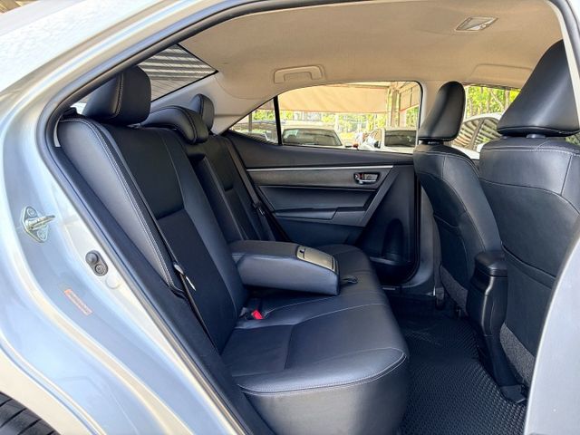 精裝特仕車＊女用一手車＊低里程漂亮車況＊原版件＋認證車＊保證＋保固＊可全額貸款可換車＊導航＊定速＊自動頭燈＊按摩椅＊恆溫  第17張相片