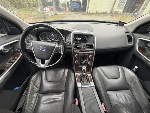 XC60 旗艦版 全景天窗 車道偏移 ACC跟車 換檔快撥  原廠保養  第12張相片