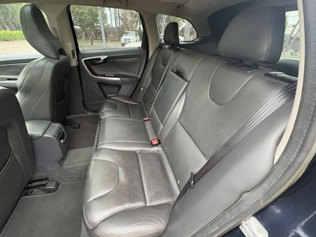 XC60 旗艦版 全景天窗 車道偏移 ACC跟車 換檔快撥  原廠保養  第16張相片