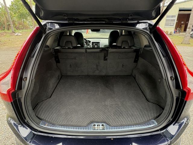 XC60 旗艦版 全景天窗 車道偏移 ACC跟車 換檔快撥  原廠保養  第17張相片