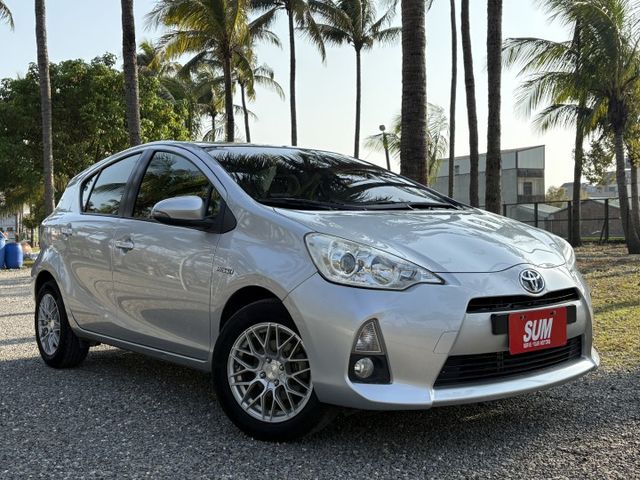 PRIUS C 1.5 油電車 十多萬即可入手 14萬時換過大電池 一手車 認證車 原版件 原廠保養 車況很好!!  第2張相片