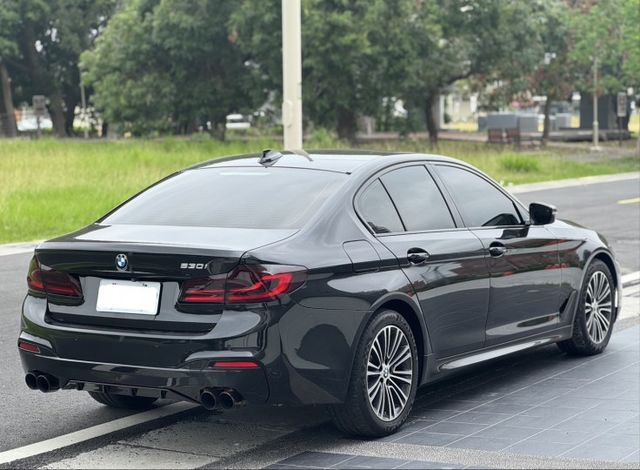 530i 僅跑8萬公里 全車原版件 已認證 M版空力套件/MST進氣/二階晶片/四出閥門排氣管/全車黑化  第4張相片