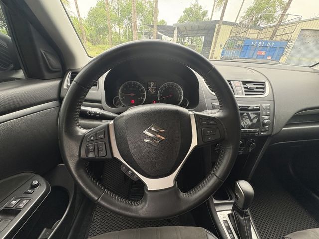 省油 好開 進口代步小車 SWIFT 雙色車身 免鑰匙啟動 麂皮座椅 恆溫  定速 安卓機隨後安排上  第6張相片