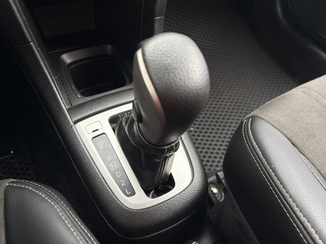 省油 好開 進口代步小車 SWIFT 雙色車身 免鑰匙啟動 麂皮座椅 恆溫  定速 安卓機隨後安排上  第9張相片