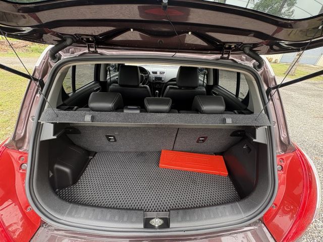 省油 好開 進口代步小車 SWIFT 雙色車身 免鑰匙啟動 麂皮座椅 恆溫  定速 安卓機隨後安排上  第13張相片