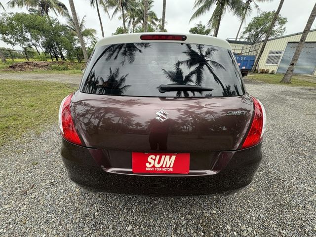 省油 好開 進口代步小車 SWIFT 雙色車身 免鑰匙啟動 麂皮座椅 恆溫  定速 安卓機隨後安排上  第14張相片