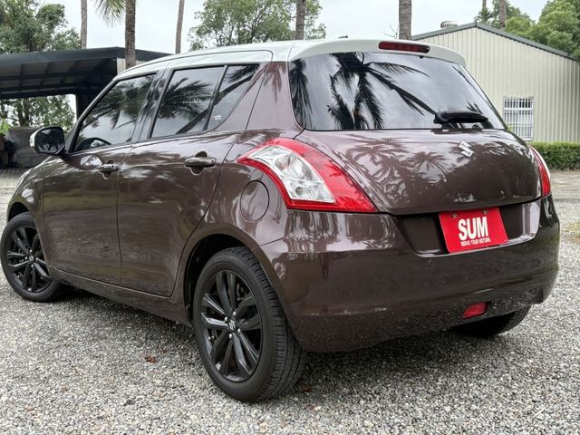 省油 好開 進口代步小車 SWIFT 雙色車身 免鑰匙啟動 麂皮座椅 恆溫  定速 安卓機隨後安排上  第15張相片