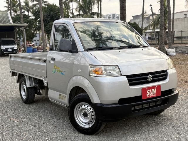 鈴木 吉利 一台進口的小貨車  比菱利大台也比較好坐 一手車 只跑6萬6 原版件 只有載著樓梯在市區穿梭 無惡操  第2張相片