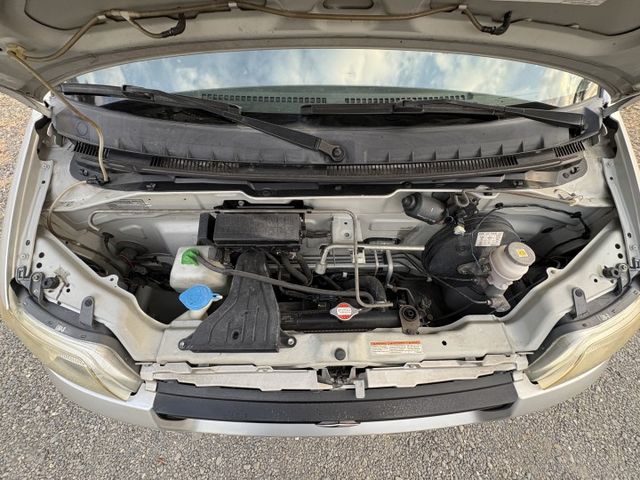 鈴木 吉利 一台進口的小貨車  比菱利大台也比較好坐 一手車 只跑6萬6 原版件 只有載著樓梯在市區穿梭 無惡操  第4張相片