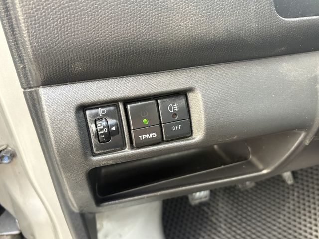 鈴木 吉利 一台進口的小貨車  比菱利大台也比較好坐 一手車 只跑6萬6 原版件 只有載著樓梯在市區穿梭 無惡操  第7張相片