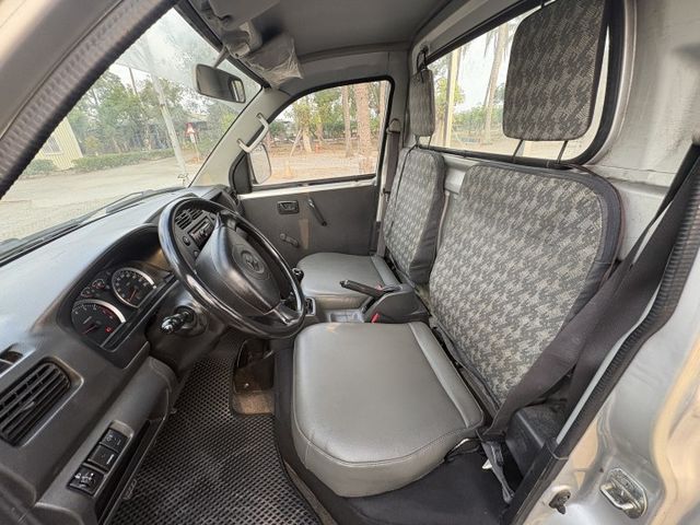 鈴木 吉利 一台進口的小貨車  比菱利大台也比較好坐 一手車 只跑6萬6 原版件 只有載著樓梯在市區穿梭 無惡操  第12張相片