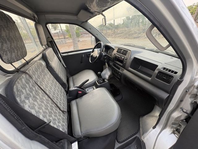 鈴木 吉利 一台進口的小貨車  比菱利大台也比較好坐 一手車 只跑6萬6 原版件 只有載著樓梯在市區穿梭 無惡操  第13張相片