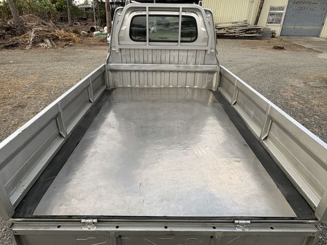 鈴木 吉利 一台進口的小貨車  比菱利大台也比較好坐 一手車 只跑6萬6 原版件 只有載著樓梯在市區穿梭 無惡操  第16張相片