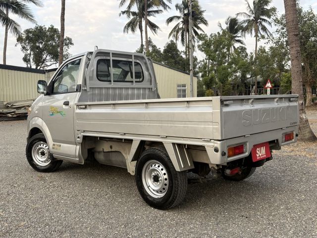 鈴木 吉利 一台進口的小貨車  比菱利大台也比較好坐 一手車 只跑6萬6 原版件 只有載著樓梯在市區穿梭 無惡操  第17張相片