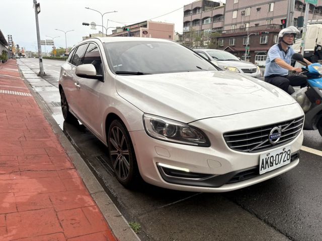 V60 D4柴油 旅行車 盲點 原鈑件 一手車  第2張相片
