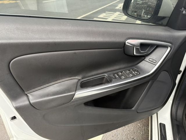 V60 D4柴油 旅行車 盲點 原鈑件 一手車  第5張相片