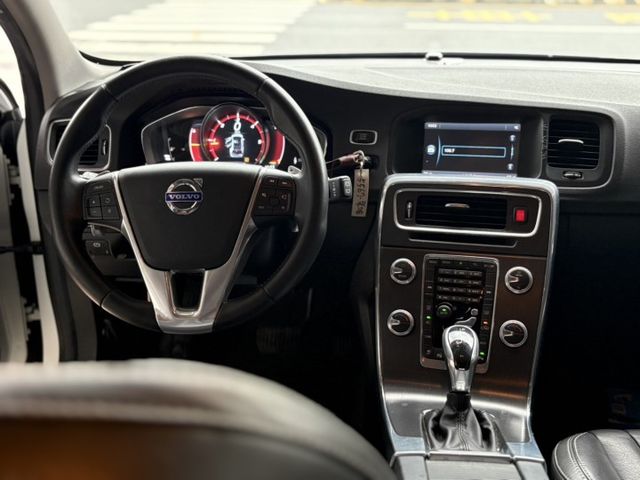 V60 D4柴油 旅行車 盲點 原鈑件 一手車  第7張相片