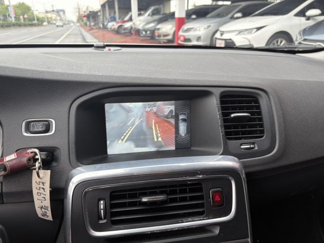 V60 D4柴油 旅行車 盲點 原鈑件 一手車  第9張相片