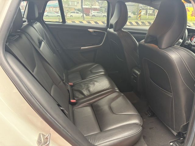 V60 D4柴油 旅行車 盲點 原鈑件 一手車  第11張相片