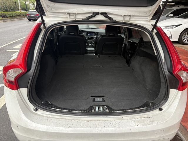 V60 D4柴油 旅行車 盲點 原鈑件 一手車  第12張相片