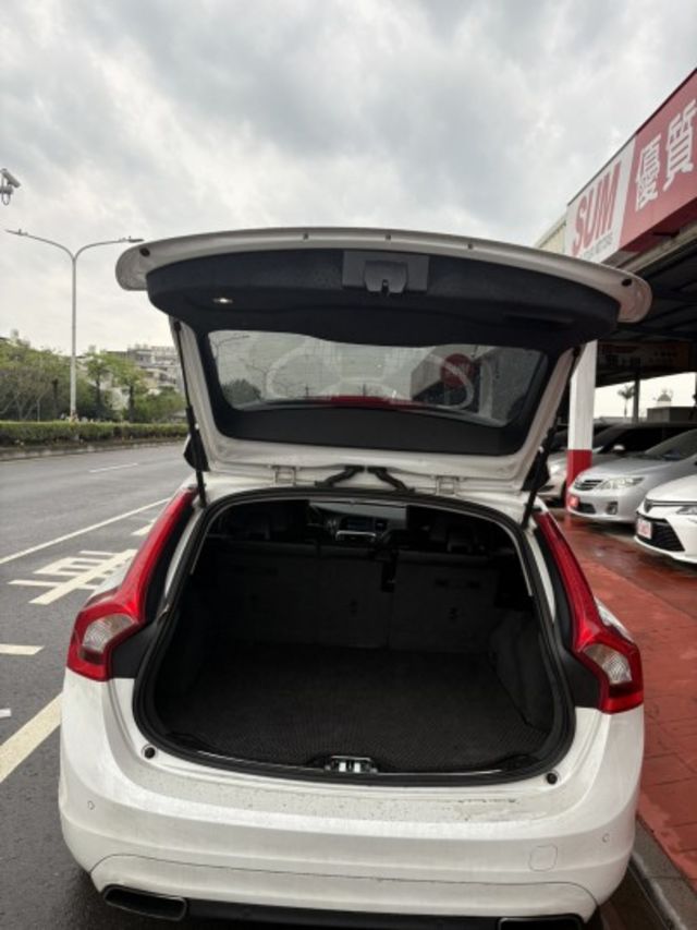 V60 D4柴油 旅行車 盲點 原鈑件 一手車  第13張相片
