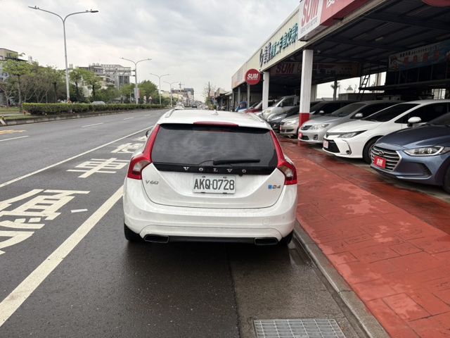 V60 D4柴油 旅行車 盲點 原鈑件 一手車  第14張相片