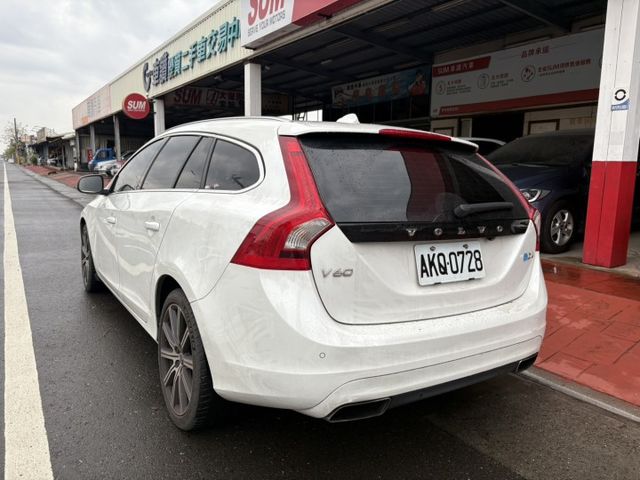 V60 D4柴油 旅行車 盲點 原鈑件 一手車  第15張相片