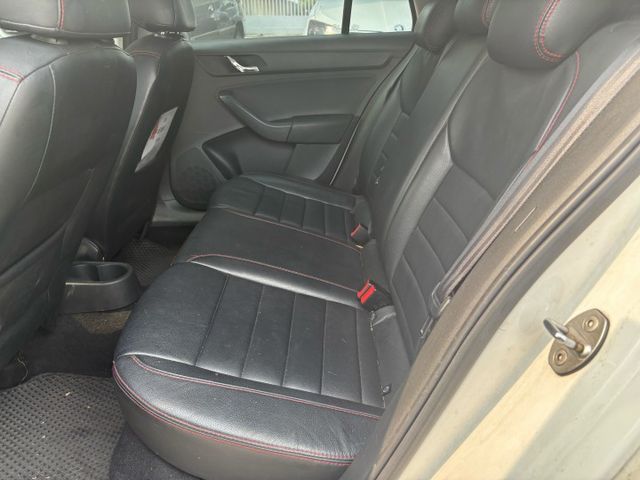 進口小車 僅跑十多萬 原鈑件 全景天窗  第12張相片