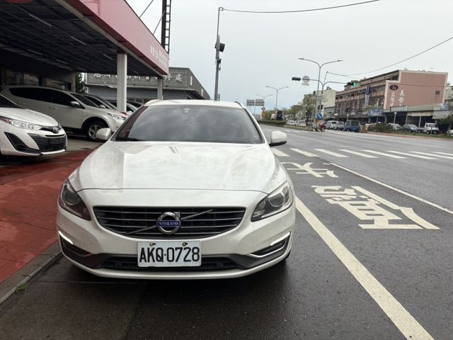 V60 D4柴油 旅行車 盲點 原鈑件 一手車  第3張相片