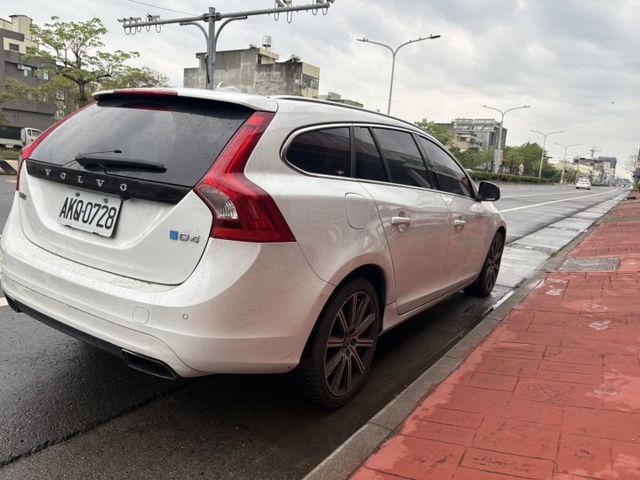 V60 D4柴油 旅行車 盲點 原鈑件 一手車  第16張相片